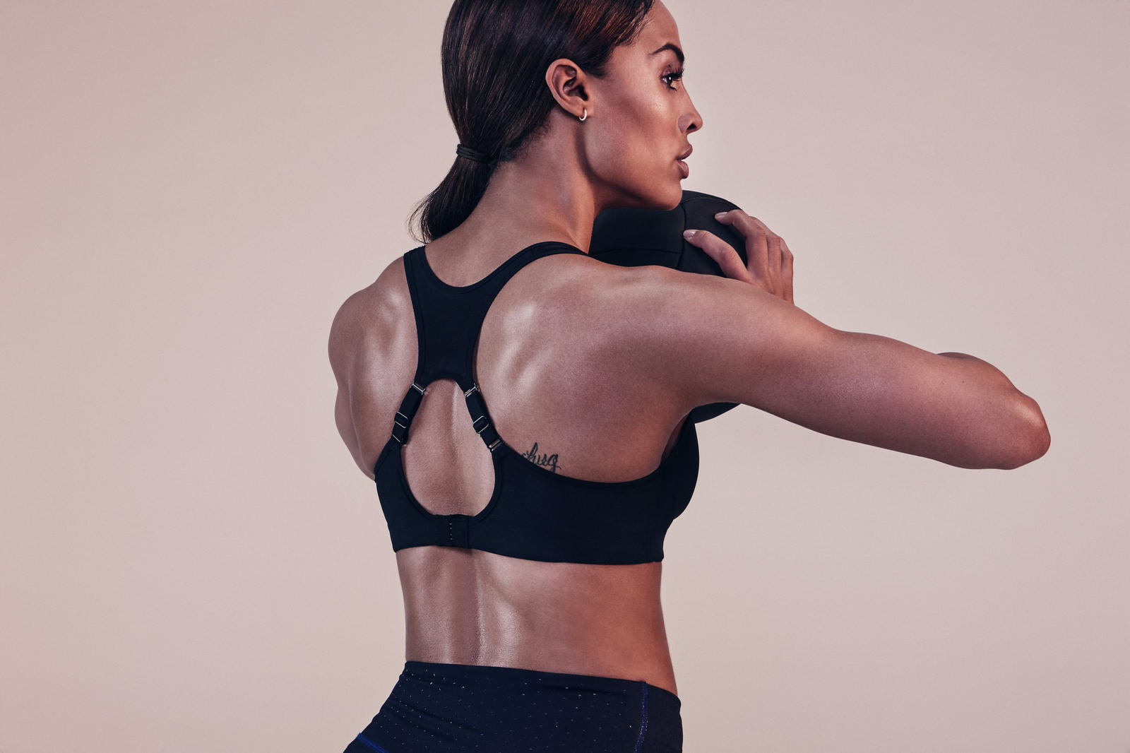 FA16_NWMN_Nike_Pro_Bra_Movement_Skylar_native_1600