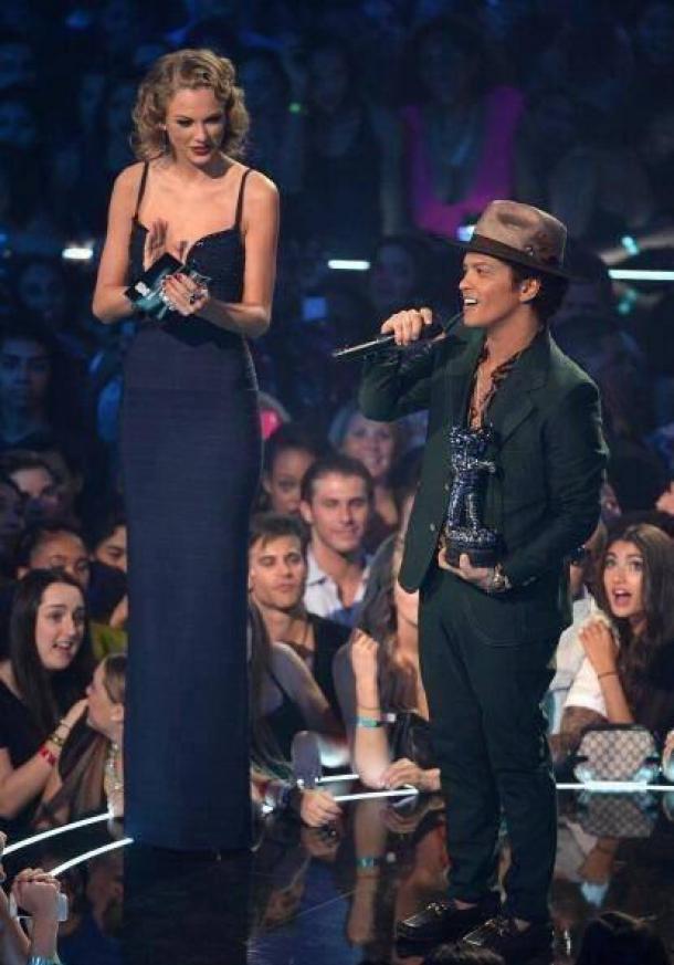 a-cote-de-taylor-swift-bruno-mars-est-tout