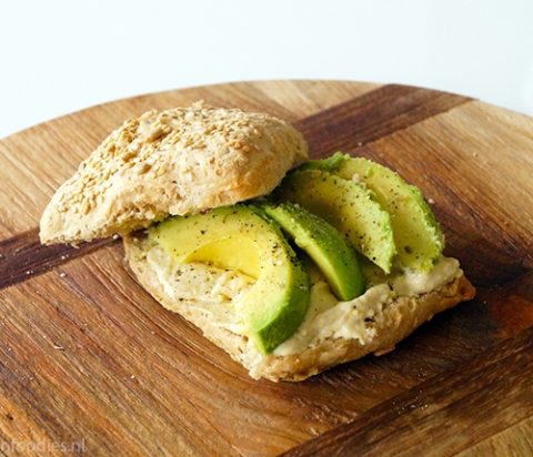 Broodje met hummus en avocado : recept