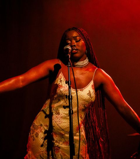 Sesa’s poëzie: kwetsbaarheid, muziek en de kracht van community