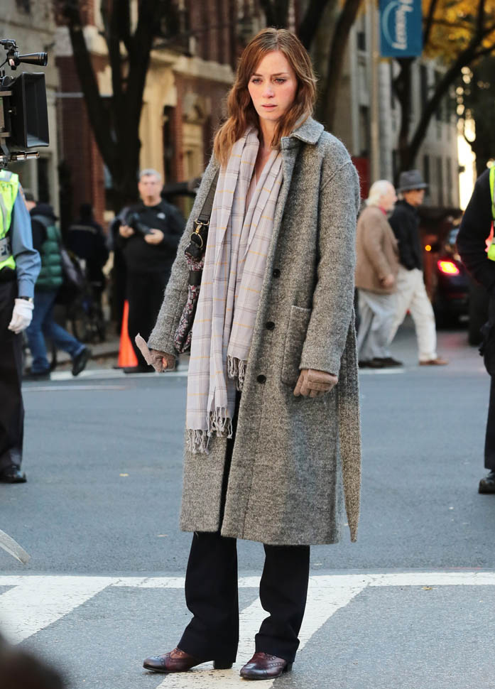 51898113 Stars are spotted on the set of 'The Girl on the Train' filming in New York City, New York on November 4, 2015. Stars are spotted on the set of 'The Girl on the Train' filming in New York City, New York on November 4, 2015. Pictured: Emily Blunt FameFlynet, Inc - Beverly Hills, CA, USA - +1 (818) 307-4813