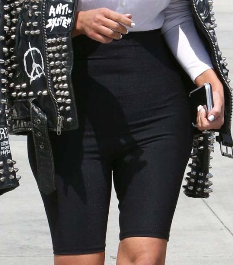 Alarm: Kim Kardashian probeert de fietsbroek in te voeren