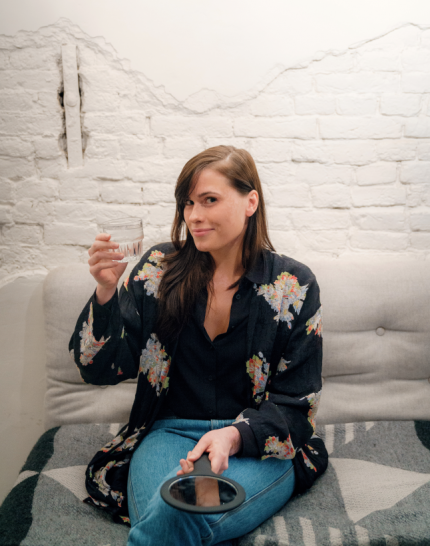 ๏ฟผIk ga voor de โfull experienceโ en laat Colby helemaal zijn ding doen. Hij merkt dat ik niet veel juwelen draag en adviseert me om niet teฬ gek te doen. Dat stelt me gerust. En deze gin-tonic tegen de zenuwen doet de rest.