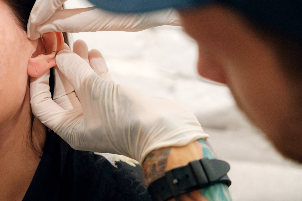 Als tweede piercing kiest Colby een verrassende, maar uiterst stijlvolle conchpiercing.