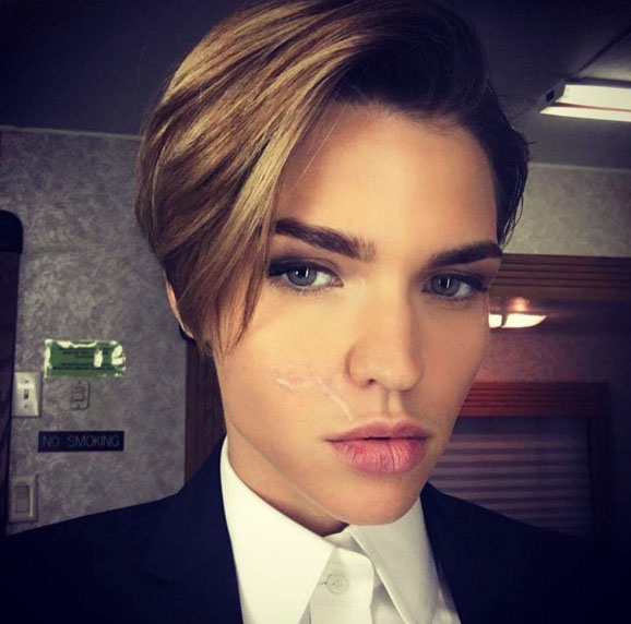 haar-coupe-snit-ruby-rose