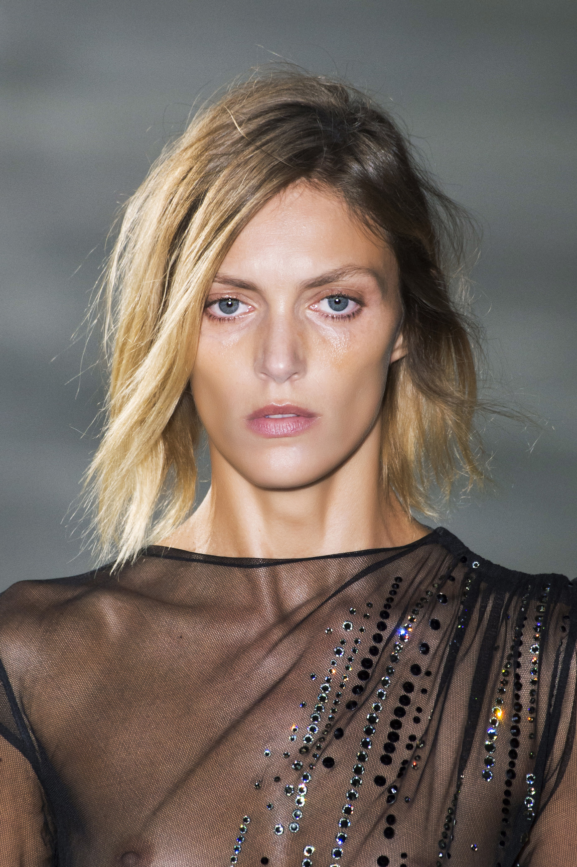 Anja Rubik op de catwalk bij Saint Laurent