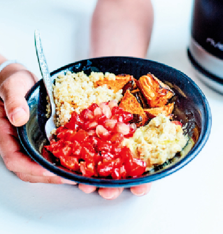 Buddha bowl met zoete aardappel, zoetzure paprika en quinoa