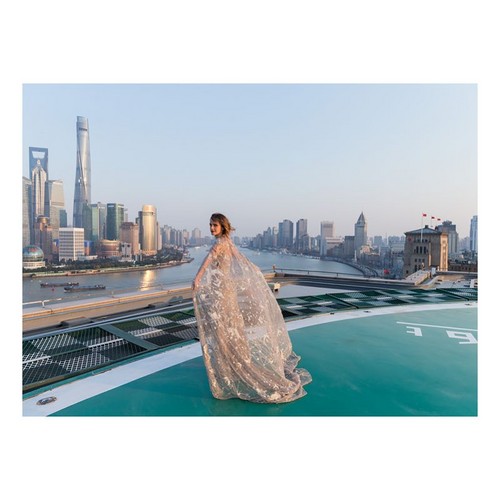 Emma op de premiรจre in Shanghai in een Elie Saab jurk gemaakt van stofoverschot van vorige collecties.