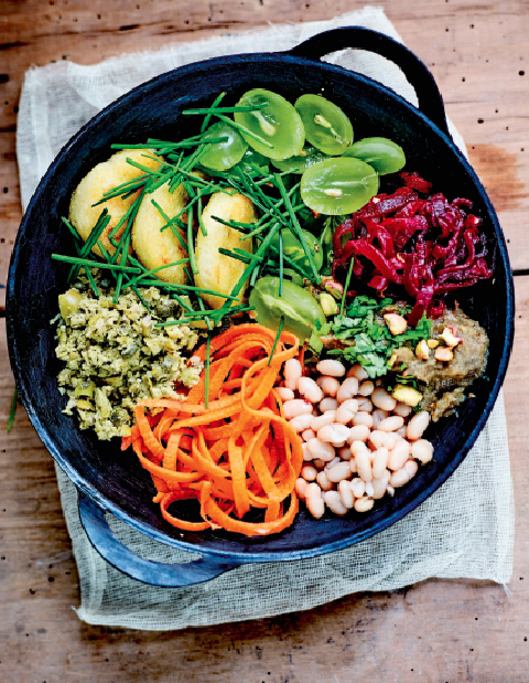 Buddha bowl met polenta, witte bonen en auberginepuree