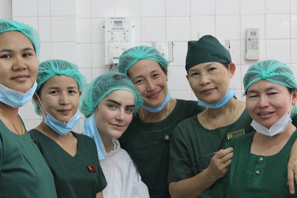 Fashionable hairdo met de het team verpleegkundigen in het ziekenhuis te Hpa-An.