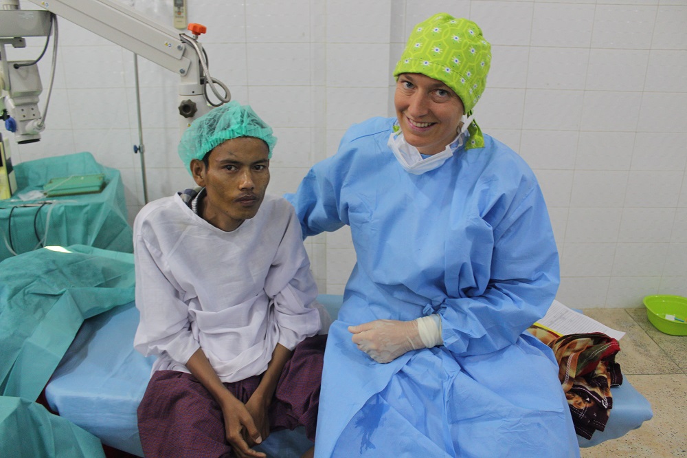 Dr Leroux en de man na zijn cataract operatie.