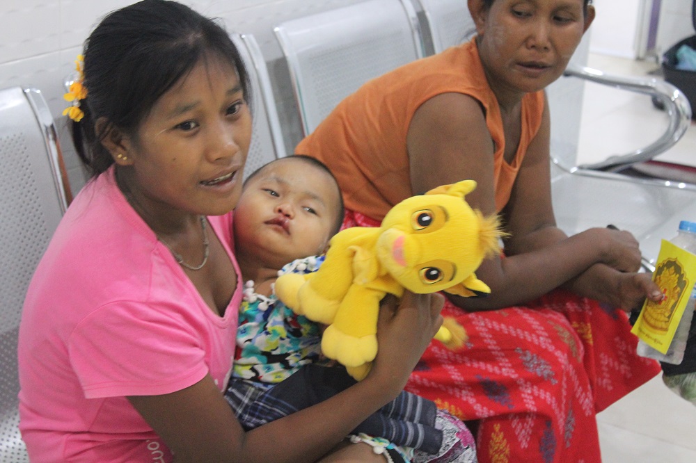 Moeder en zoon krijgen mijn favoriete Simba knuffel