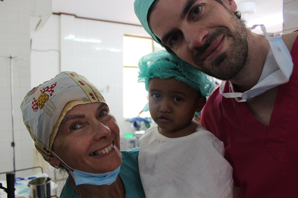 Verpleegster Isabelle en Dr Vermeulen animeren een jong patiëntje