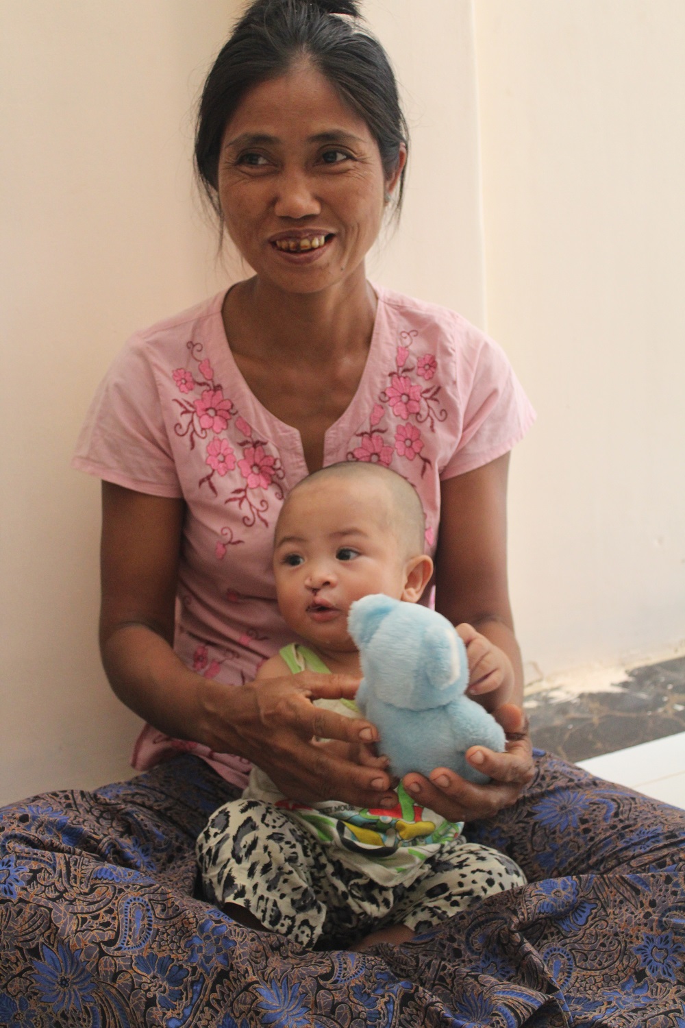 moeder en baby ontvangen kadootjes