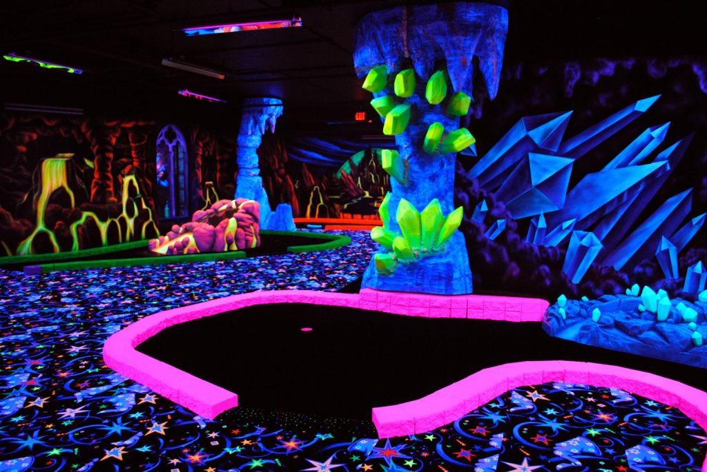kitsch activiteit blacklight black light glow dark minigolf mini golf belgië
