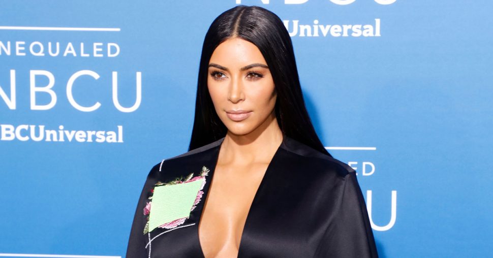 Kim Kardashian maakt fashion week onveilig in doorzichtige camel toe broek