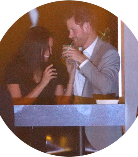 In beeld: Meghan Markle en prins Harry maken het te bont in de VIP-box