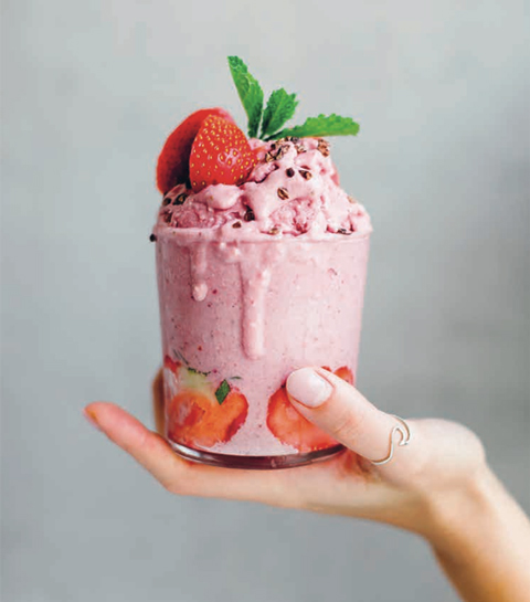 Nice cream met aardbei en kokos
