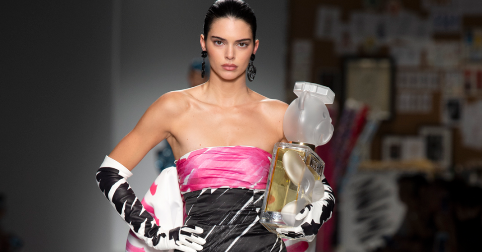 Nieuw Moschino parfum is it-accessoire op de catwalk