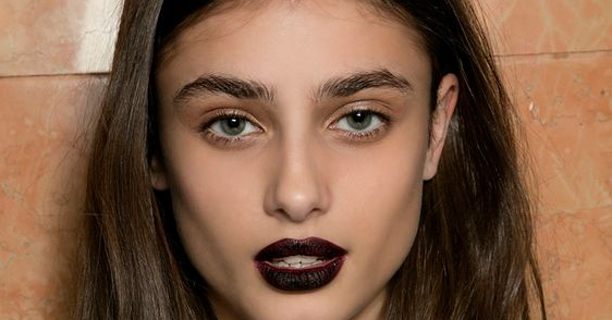 Zo draag je donkere lippenstift vol zelfvertrouwen