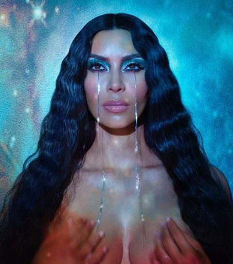 In deze expo kan je Kim Kardashian zien als Maria Magdalena
