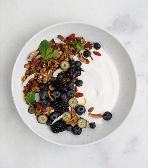 Zelfgemaakte superfood granola met plantaardige Griekse yoghurt