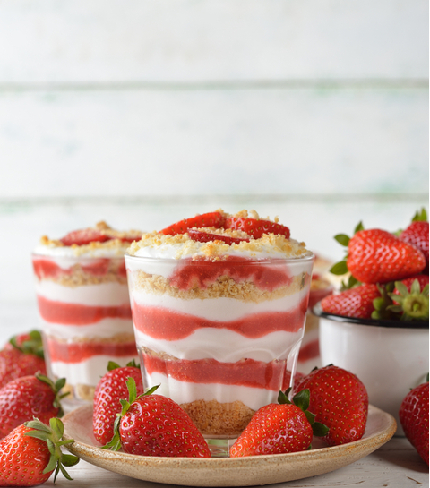 Verrine met knapperige aardbeien en zandkoekjes