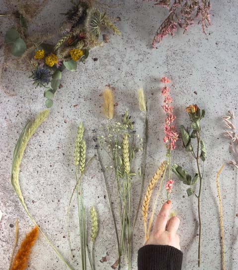 Deze DIY kransen met gedroogde bloemen worden je nieuwe must-have