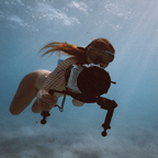 Op de diepzeebeelden van fotografe Jade Madoe lijkt het eeuwig zomer. ELLE duikt met haar mee.