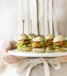 Recept: vegan mini hamburgers met tofu en sriracha mayonnaise