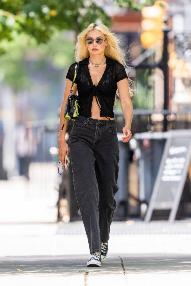 Gigi Hadid streetstyle topje Levi's jeans outfit