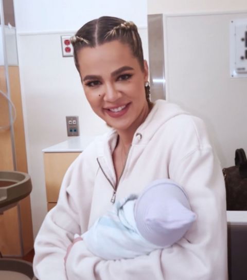 Khloé Kardashian toont baby zoontje voor het eerst tijdens ‘Kardashians’ première