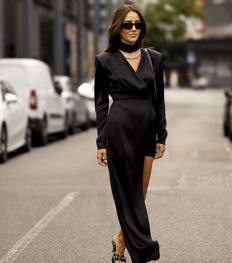 5 manieren om een volledig zwarte outfit te stylen zonder saai te zijn