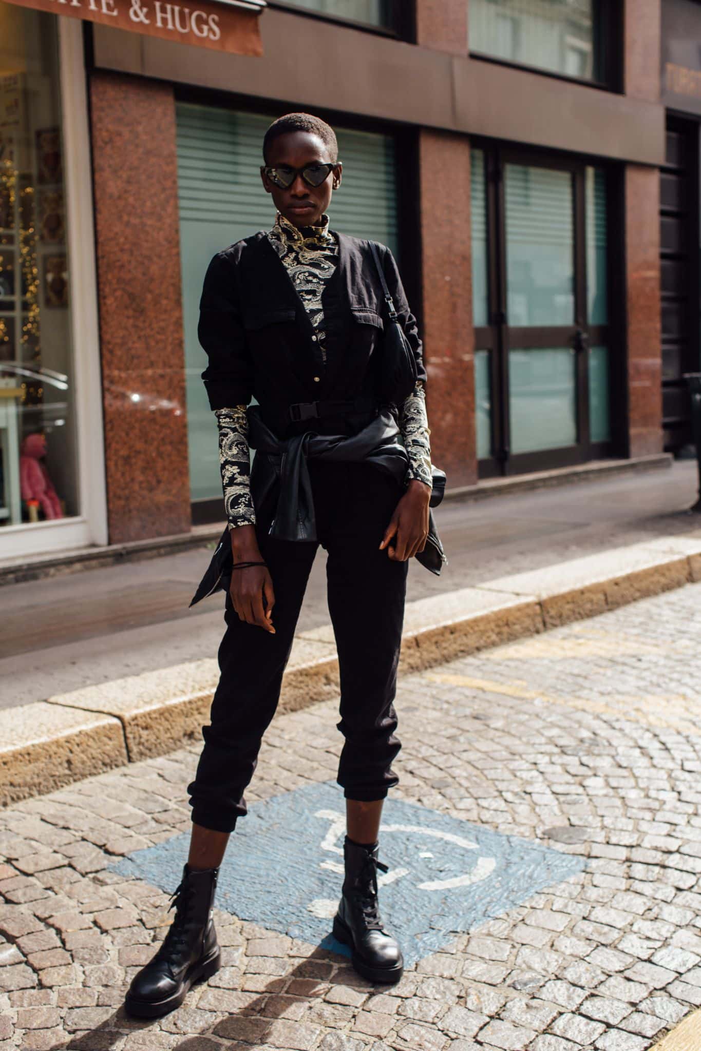 5 Manieren Om Een Volledig Zwarte Outfit Te Stylen Zonder Saai Te Zijn 5 Manieren Om Een Volledig Zwarte Outfit Te Stylen Zonder Saai Te Zijn