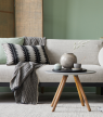 Seemble: 10 tips om je grijze sofa op te fleuren met kussens
