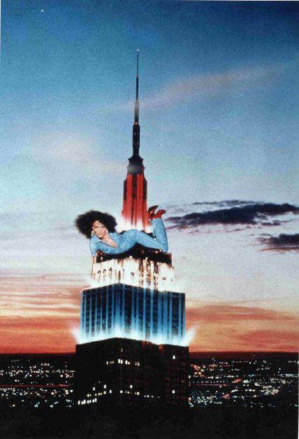 Diane von Furstenberg op het Empire State Building voor een Japanse jeans advertentie, rond 1980, Archieven Diane von Furstenberg 