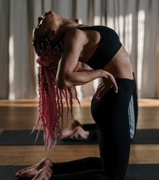 Techno yoga is de ideale sport voor wie rust én energie wil