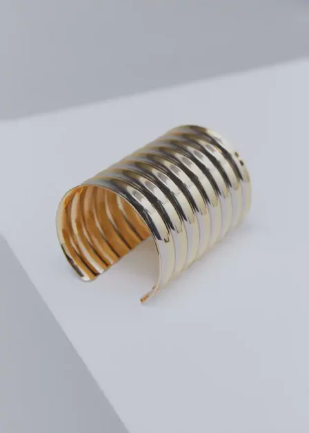 Maxi-armband in wavy relief, Mango, €49,99