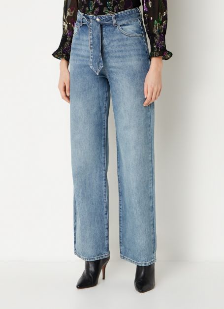 Eugene jeans, BA&SH, De Bijenkorf; €195,-