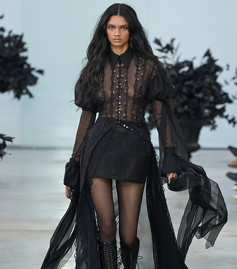 Dark romance is de favoriete celebritytrend van nu –  zo draag je de look