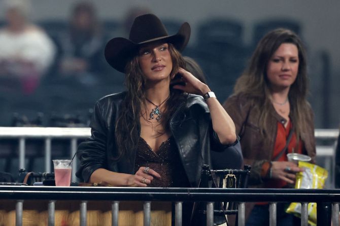 Bella Hadid in een Cowgirl look cowboy core trend
