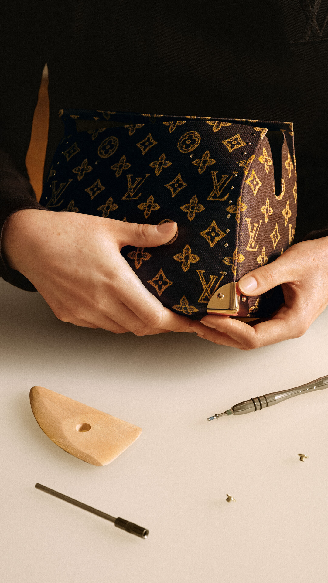 Louis Vuitton célèbre 130 ans de monogramme et prouve que ce code fonctionne toujours