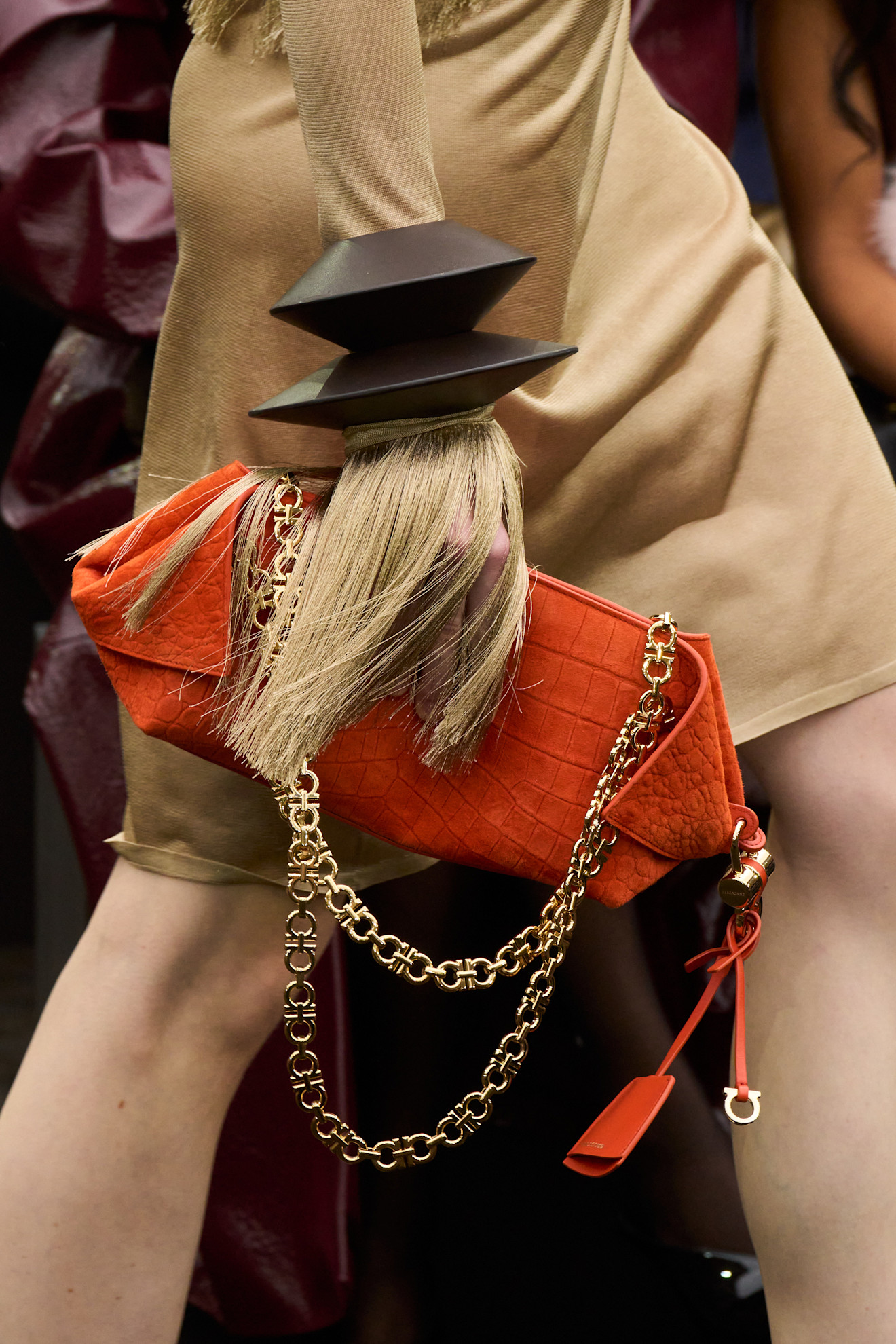 Ferragamo ss26 handtassen kettingtas trend