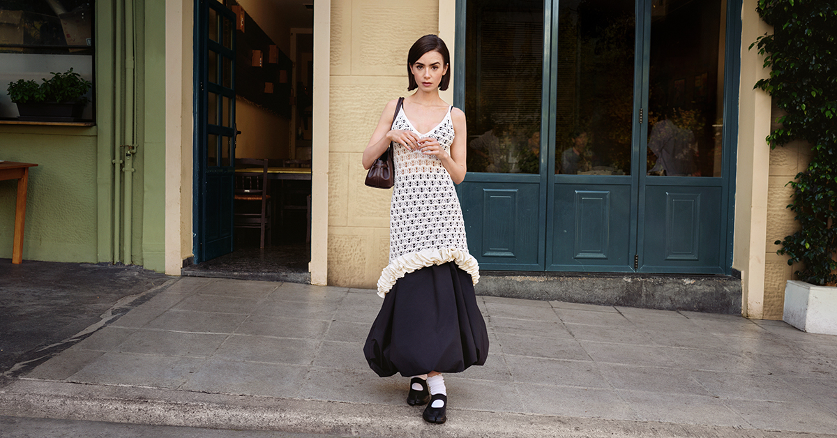 Lily Collins deelt haar essentials voor een stijlvolle ‘Euro Summer’
