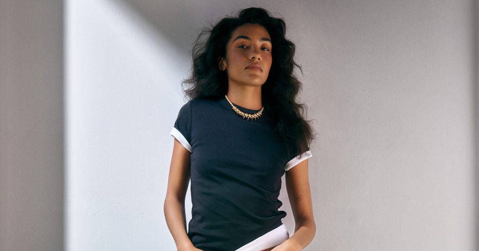 Olivia Dean over haar signatuur stijl en juwelen die verbinden