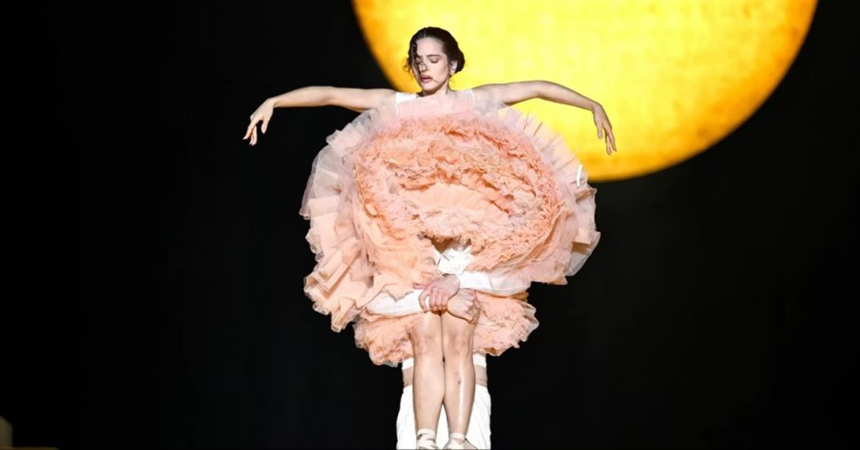 Rosalía trapt LUX Tour af met drie Ann Demeulemeester looks