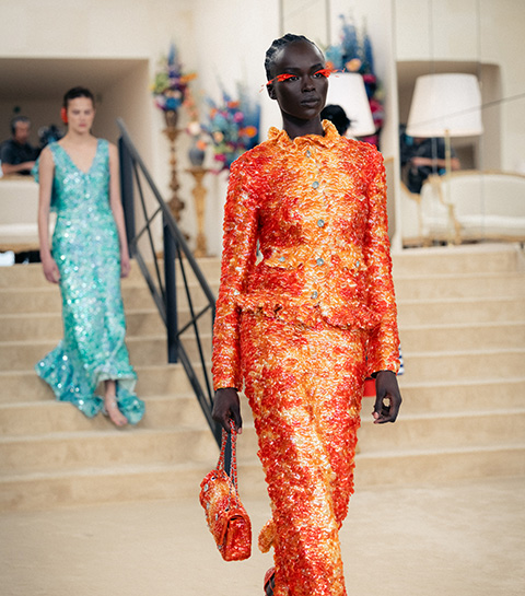 Matthieu Blazy debuteert met Chanel Cruise in Biarritz