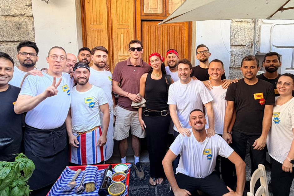 Dua Lipa in Napels bij Pizzeria Da Concettina ai Tre Santi