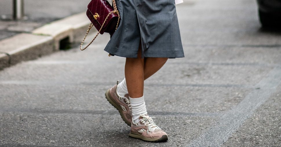 Dit zijn de 6 populairste sneakers die modemeisjes dragen in 2026